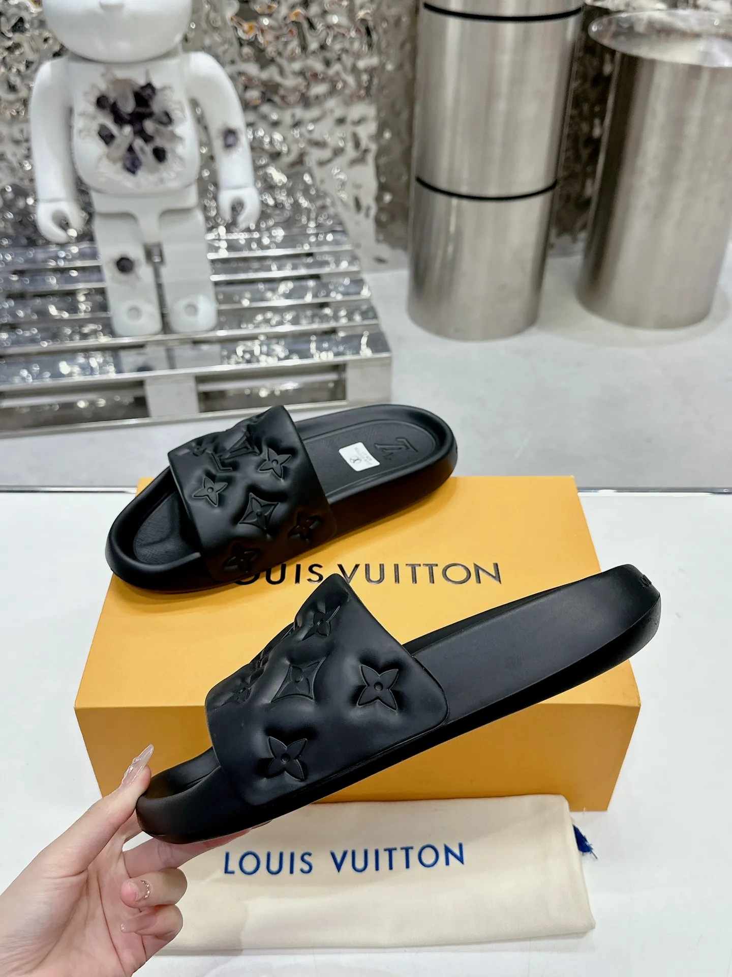 [L Home] P: 280💰 ▪️Shoe size: Women's 35-40 Men's 38-46▪️Packaging: Counter top quality~original packaging 𝟐𝟎𝟐5 Louis Vuitton counter's new embossed slippers, lv monogram embossed slippers, Waterfront sandals are back with a new look, and the upper buckle is embossed with lv's iconic Monogram pattern. Made of waterproof rubber with a comfortable and resilient insole. The lightweight, flexible outsole is embossed with the Louis Vuitton logo. ▪️Fabric: Original molded rubber foam surface ▪️Technology: embossed logo ▪️Sole: Original molded rubber foam outsole ▪️Sole thickness: 3CM.